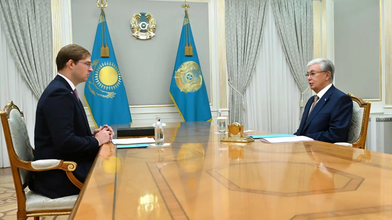 President Kassym-Jomart Tokayev and Timur Turlov at a meeting in Akorda