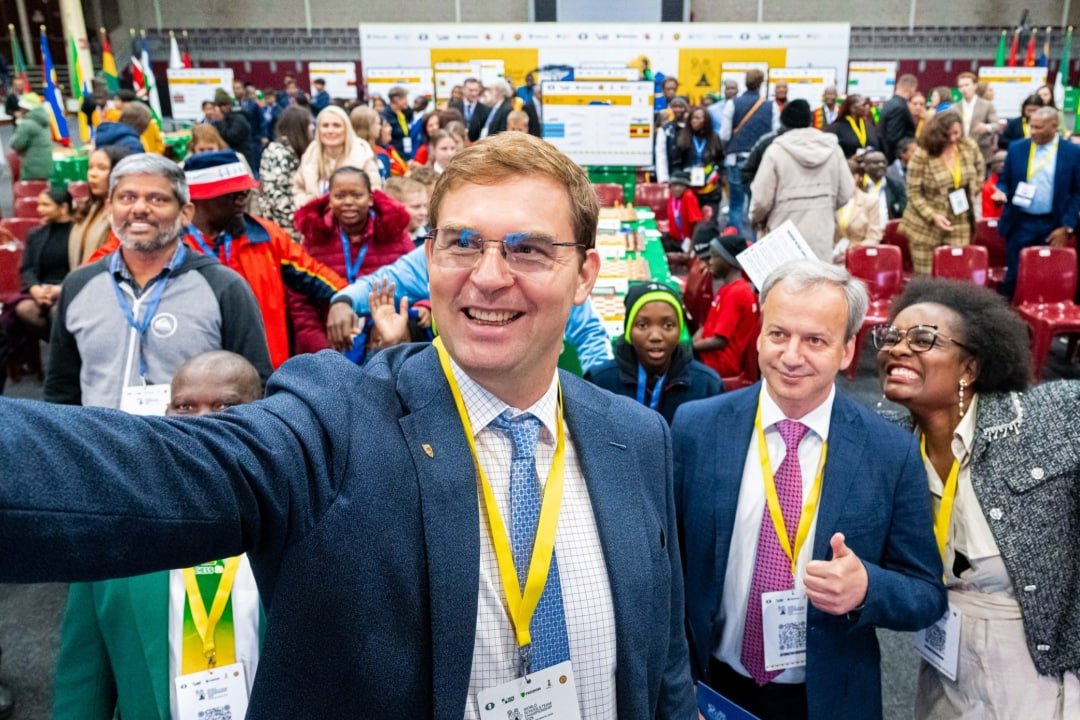 Timur Turlov taking a selfie with players and officials at a chess tournament